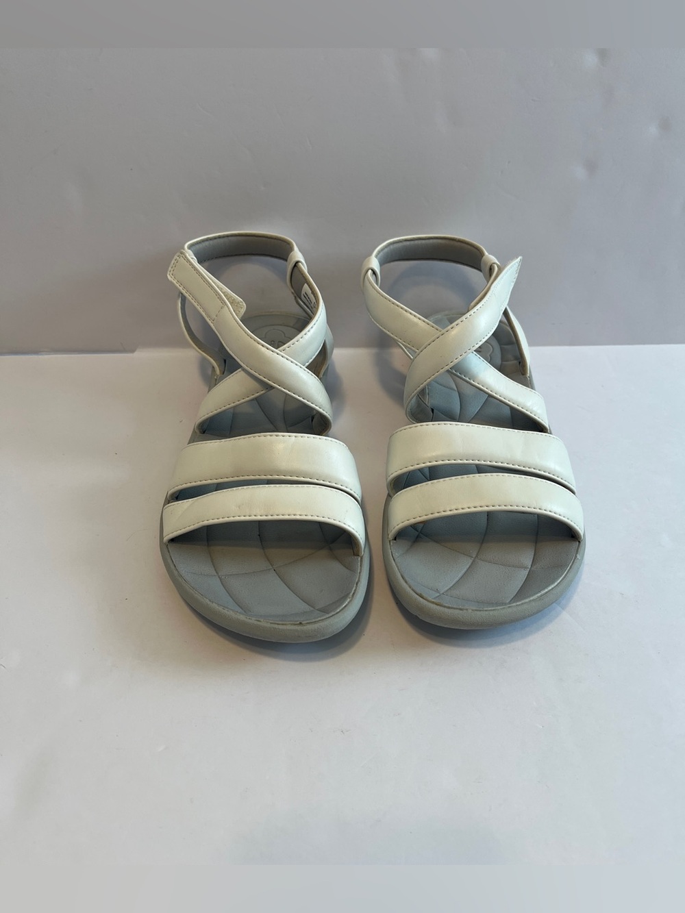 Clarks Women's Comfortable White Strappy Sandals size 7.5M light casual